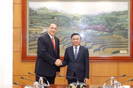 Trân Câm Tu, membre du Bureau politique et permanent du Secrétariat du Comité central du Parti communiste du Vietnam (PCV) (droite) et Jesús Faria, vice-président du Parti socialiste unifié du Venezuela (PSUV). Photo: VNA