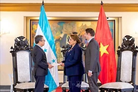 L’ambassadeur du Vietnam au Mexique et au Honduras, Nguyên Van Hai, présente les lettres de créance du président Luong Cuong à la présidente hondurienne Xiomara Castro. Photo: VNA