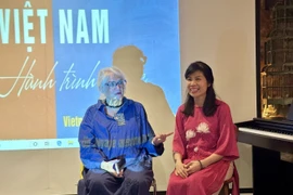 L'artiste photographe française Dominique de Miscault et la docteure Hoàng Thị Hồng Hà - chercheuse en culture vietnamienne. Photo: VNA
