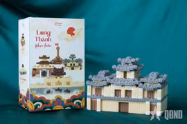 Un groupe d’étudiants raconte l’histoire de la citadelle impériale de Thang Long à l’aide de maquettes à assembler