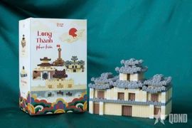 Un groupe d’étudiants raconte l’histoire de la citadelle impériale de Thang Long à l’aide de maquettes à assembler