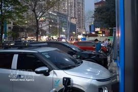Des véhicules électriques stationnent pour la recharge dans une station de la capitale. Le développement des infrastructures de recharge, combiné à la transition vers la mobilité électrique, constitue un levier majeur de promotion des transports verts à Hanoï. Photo: VNA