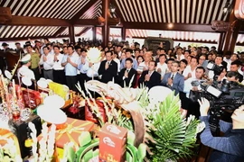 A l’occasion du 80e anniversaire de la Révolution d’août, de la Fête nationale et du 56e anniversaire du décès du Président Hô Chi Minh, une cérémonie solennelle d’offrande d’encens en son hommage a eu lieu ce vendredi 12 septembre au Temple du Président Hô Chi Minh, situé au sommet Vua dans le Parc national de Ba Vi (Hanoï). Photo: VNA