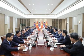 Lors de l'entretien entre le secrétaire général du Parti Tô Lâm (gauche) et le président sud-coréen Lee Jae Myung. Photo: VNA