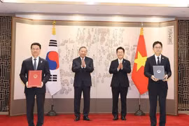Le secrétaire général du Parti communiste du Vietnam, Tô Lâm, et le président sud-coréen, Lee Jae Myung, assistent à la remise de protocole d’accord entre le ministère vietnamien des Sciences et des Technologies et son homologue sud-coréen des Sciences, des Technologies de l’information et des Communications sur la coopération scientifique et technologique. photo: VNA