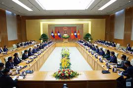 Les deux chefs de gouvernement s'entretient afin d’examiner les relations bilatérales et les orientations de coopération pour les années à venir. Photo: VNA