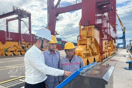 Installation et mise en service d’un système d’observation des navires à l’accostage au port de Chu Lai. Photo: VNA