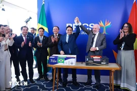 Le Premier ministre Pham Minh Chinh (gauche) et le président brésilien Lula da Silva. Photo: VNA