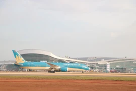 Un gros-porteur Boeing 787-9 de la compagnie Vietnam Airlines atterrit en toute sécurité à l'aéroport international de Long Thanh lors d'un vol d'essai le 15 décembre. Photo : VNA
