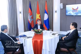 Les Premiers ministres vietnamien (milieu), cambodgien et lao en petit-déjeuner de travail à l’ASEAN. Photo: VNA