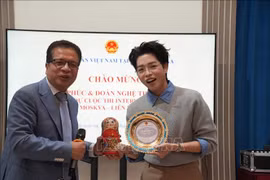 L'ambassadeur du Vietnam en Russie, Dang Minh Khôi et le jeune chanteur Duc Phuc. Photo: VNA