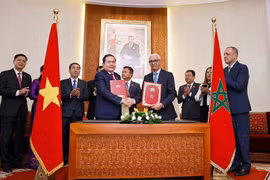 Le président de la Chambre des représentants du Maroc, Rachid Talbi Alami (droite), et le président de l'Assemblée nationale du Vietnam, Trân Thanh Mân. Photo: VNA