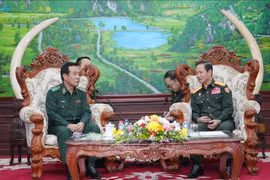 Le général de division Le Duc Thai, commandant des gardes-frontières du Vietnam (gauche), a été reçu le 10 octobre à Vientiane par le général de corps d’armée Khamlieng Outhakaysone, ministre lao de la Défense.