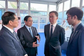Le Premier ministre Pham Minh Chinh (2e de gauche à droite) rencontre le vice-président chinois Han Zheng. Photo: VGP