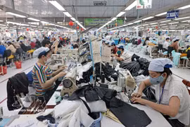 La Société générale par actions de confection Viet Tien, dans la province de Khanh Hoa, investit dans des équipements modernes afin d'accroître la production et d'améliorer la qualité de ses produits. Photo: VNA