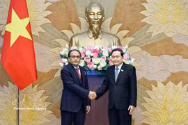 Le président de l’Assemblée nationale Trân Thanh Mân (droite) et le procureur général de Malaisie, Tan Sri Mohd Dusuki Mokhtar. Photo: VNA