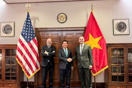 Le ministre de l’Industrie et du Commerce, Nguyên Hông Diên, négociateur en chef du gouvernement (milieu), le secrétaire américain au Commerce, Howard Lutnick (gauche) et l'ambassadeur Jamieson Greer, représentant américain au Commerce (droite). Photo: VNA 