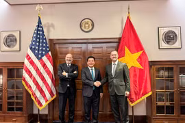 Le ministre de l’Industrie et du Commerce, Nguyên Hông Diên, négociateur en chef du gouvernement (milieu), le secrétaire américain au Commerce, Howard Lutnick (gauche) et l'ambassadeur Jamieson Greer, représentant américain au Commerce (droite). Photo: VNA 