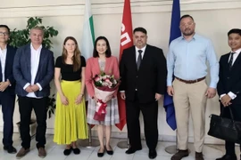 L’ambassadrice du Vietnam en Bulgarie, Nguyên Thi Minh Nguyêt, et la direction du BSP. Photo: VNA
