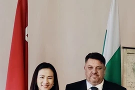 L’ambassadrice du Vietnam en Bulgarie, Nguyên Thi Minh Nguyêt, et Atanas Zafirov, vice-Premier ministre bulgare et président du Parti socialiste bulgare (BSP). Photo: VNA