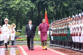 Le chef d’Etat Luong Cuong préside la cérémonie d’accueil officiel du roi du Bhoutan. Photo: VNA