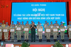 Afin de rendre hommage aux personnes ayant apporté d’importantes contributions à la participation du Vietnam aux opérations de maintien de la paix des Nations unies, le ministère de la Défense attribue l’insigne commémoratif « Pour la cause du maintien de la paix des Nations unies » à 60 personnes. Photo: VNA