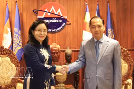 La vice-ministre Trinh Thi Thuy et le ministre cambodgien de l’Information, Neth Pheaktra. Photo: VNA