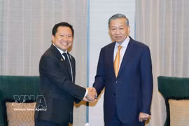 Le secrétaire général du Parti communiste du Vietnam (PCV) et président du Vietnam, To Lam (droite), et Thapana Sirivadhanabhakdi, président exécutif du groupe TCC et directeur général du groupe ThaiBev. Photo: VNA