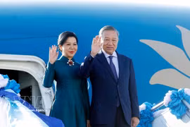 Le dirigeant To Lam et son épouse arrivent à Bangkok. Photo: VNA