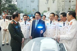 Le président de la République rend visite aux forces de la Garde. Photo. VNA