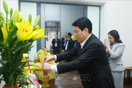 A l'approche du Nouvel An lunaire du Serpent 2025, le président de la République, Luong Cuong, rend hommage au feu secrétaire général du Parti Nguyên Phu Trong. Photo: VNA