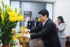 A l'approche du Nouvel An lunaire du Serpent 2025, le président de la République, Luong Cuong, rend hommage au feu secrétaire général du Parti Nguyên Phu Trong. Photo: VNA