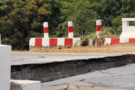 Route asphaltée gravement endommagée par un tremblement de terre au Myanmar. Photo: VietnamPlus