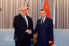Le secrétaire général du Parti communiste du Vietnam et président de la République, Tô Lâm (droite) et le président du Parlement néo-zélandais, Gerry Brownlee, en août 2026 en Nouvelle-Zélande. Photo: VNA