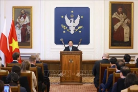 Le Premier ministre Pham Minh Chinh prononce un discours à l’Université de Varsovie. Photo: VNA