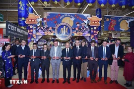 Cérémonie d'inauguration de la Semaine des produits vietnamiens célébrant la Fête de la Mi-Automne au supermarché Carrefour de Verdun, dans le Grand Est, en France. Photo: VNA