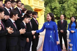 La vice-présidente de la République Vo Thi Anh Xuân rencontre les lauréats des Olympiades et des concours de sciences et de technologie internationaux de 2024. Photo: VNA