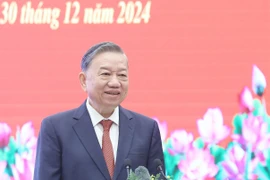 Le secrétaire général du Parti Tô Lâm rencontre à Hanoi 200 intellectuels et scientifiques à l'origine de nombreuses avancées dans leurs domaines respectifs. Photo: VNA