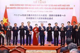 L'ancien secrétaire général du Parti, Nong Duc Manh, et l'ancien Premier ministre, Nguyen Tan Dung, reçoivent l’Ordre du Soleil levant, Grand Cordon de première classe du Japon. Photo : VNA