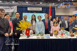 Le personnel de l'ambassade du Vietnam au Canada présent à la 29e édition du Salon du tourisme et des vacances. Photo: VNA