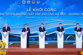 Le Premier ministre Lê Minh Hung et des délégués présents à la cérémonie de lancement des travaux de la ligne ferroviaire à grande vitesse reliant Hanoï à la province de Quang Ninh (Nord), première infrastructure de ce type à vocation interrégionale au Vietnam. Photo: VNA