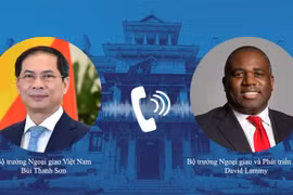 Le vice-Premier ministre et ministre des Affaires étrangères (AE) Bui Thanh Son (gauche) a un entretien téléphonique le 20 décembre avec le secrétaire d'État aux Affaires étrangères, du Commonwealth et du Développement du Royaume-Uni, David Lammy. 