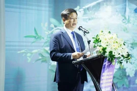 Nguyên Thanh Binh, vice-président permanent du Comité populaire de la ville de Huê, s'exprime lors de la conférence. Photo: VNA