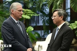 Le Premier secrétaire du Parti communiste de Cuba (PCC) et président de Cuba, Miguel Díaz-Canel Bermúdez, et l'ambassadeur du Vietnam à Cuba, Lê Quang Long (droite). Photo: VNA