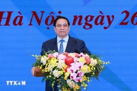 Le Premier ministre Pham Minh Chinh, président du Conseil central de l'émulation et des récompenses et chef du Comité directeur central pour l’éradication des maisons temporaires et délabrées à l’échelle nationale, s'exprime lors de la conférence. Photo: VNA
