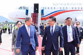 Le Premier ministre cambodgien, Samdech Moha Borvor Thipadei Hun Manet (gauche), à l'aéroport international de Noi Bai, à Hanoï. Photo: VNA