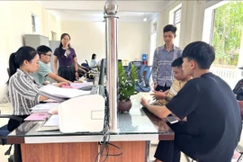 Traitement des procédures administratives au comité populaire communale de Liên Son, province de Lao Cai (Nord). Photo: VNA