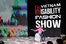 Des mannequins en situation de handicap présentent, avec assurance et professionnalisme, cinq collections de mode conçues pour s’adapter à leur morphologie et à leur personnalité. Photo: VNA
