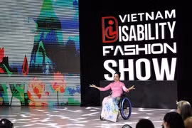 Des mannequins en situation de handicap présentent, avec assurance et professionnalisme, cinq collections de mode conçues pour s’adapter à leur morphologie et à leur personnalité. Photo: VNA