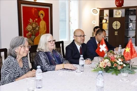 Anjuska Marija Weil (2e à partir de la gauche), présidente de l’Association d’amitié Suisse–Vietnam. Photo: VNA